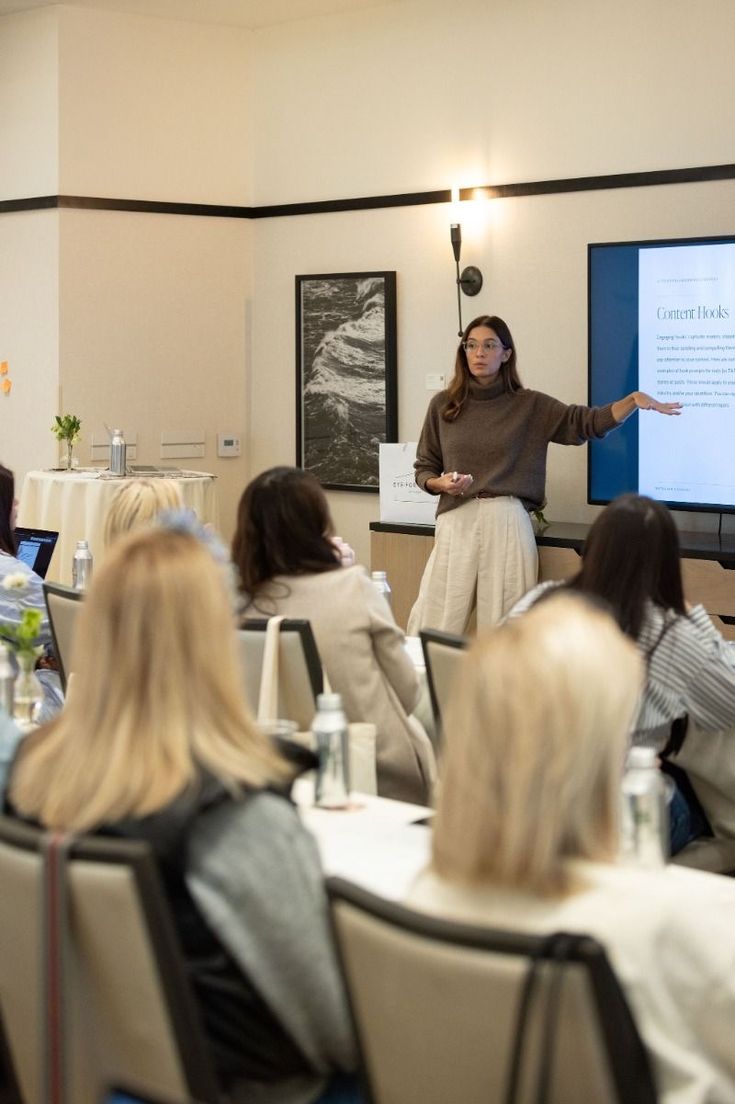Person, die klar und strukturiert arbeitet